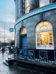 Read more about the article Najbardziej klimatyczne księgarnie w Edynburgu – 10 moich ulubionych miejsc